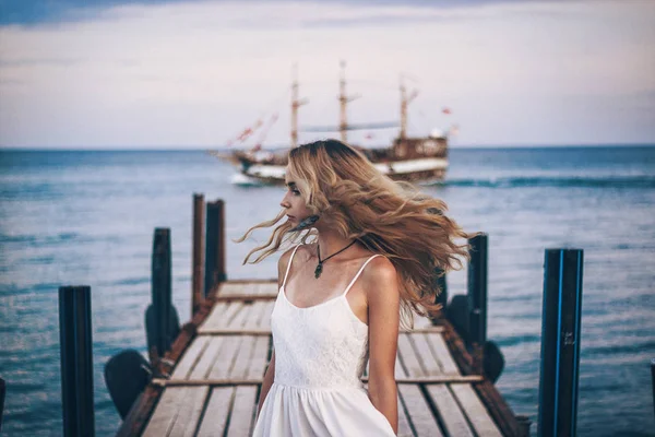Rapariga Cais Mar Navio — Fotografia de Stock