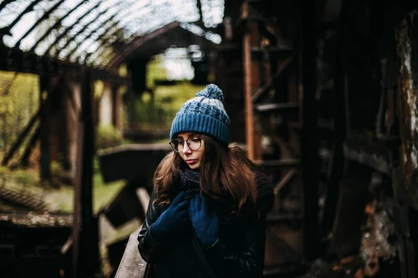 Brunetka Holka Brýlích Troskách Průmyslové Budovy Stock Fotografie