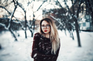 bir ayaz ormanda ihale kız