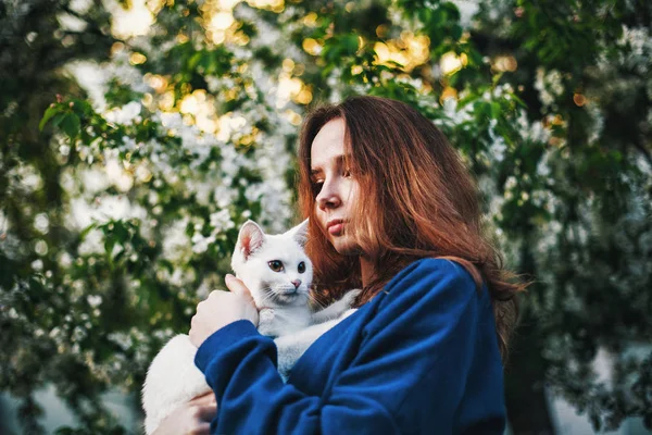 Menina Floresta Com Seu Gato Branco — Fotografia de Stock