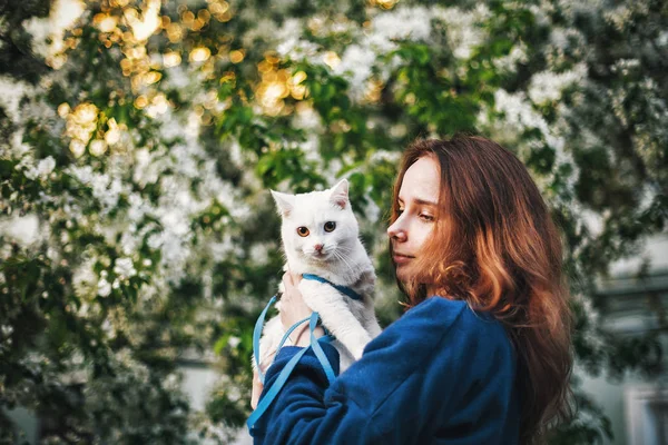 Dziewczyna Lesie Białym Kotem — Zdjęcie stockowe