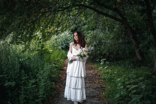 Yeşil Bir Ormanda Beyaz Elbiseli Kız — Stok fotoğraf