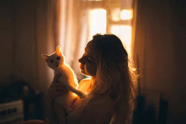 Girl Home Hugging Her Beloved Cat — Stock Photo, Image