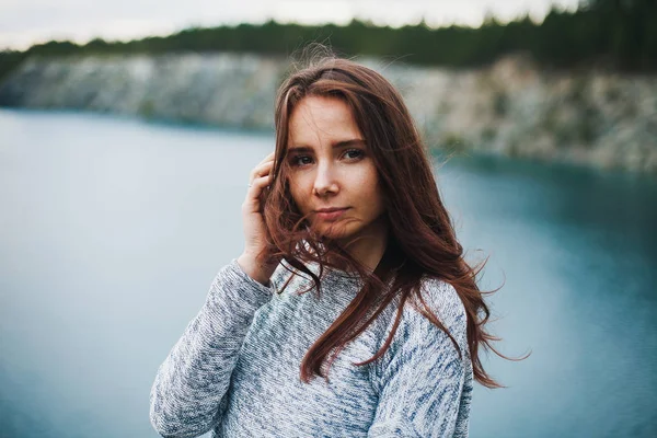 Ragazza Sullo Sfondo Del Lago — Foto Stock