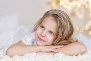 güzel küçük kız mavi clases, sarı saçları ve tatlı bir gülümseme ile