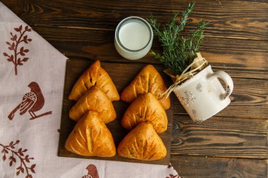 ahşap arka plan üzerinde bir rustik tarzda güzel bir altın kabuk ile lezzetli ve lezzetli kek