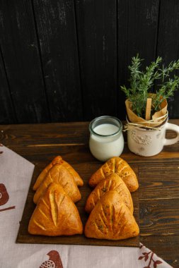ahşap arka plan üzerinde bir rustik tarzda güzel bir altın kabuk ile lezzetli ve lezzetli kek