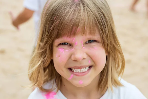 青い教室および ブロンドの髪と甘い笑顔で美しい少女 — ストック写真