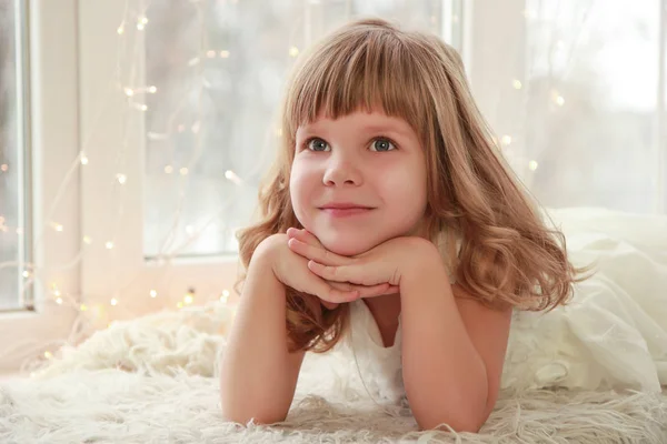 Schönes Kleines Mädchen Mit Blauen Klammern Blonden Haaren Und Einem — Stockfoto