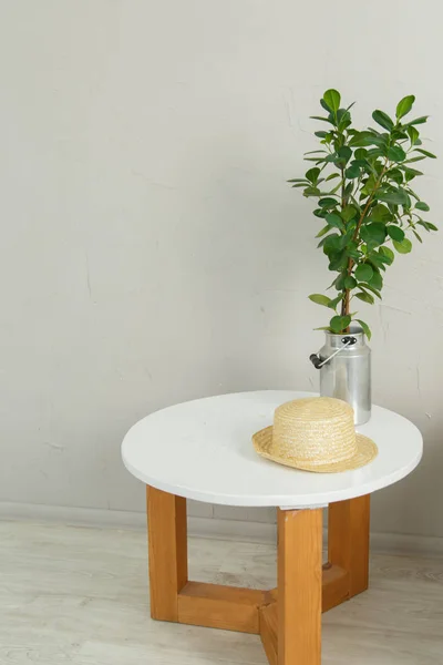 Aydınlık bir iç mekânda çiçekli oturma odası kanepesi