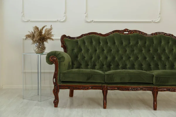 Aydınlık bir iç mekânda çiçekli oturma odası kanepesi