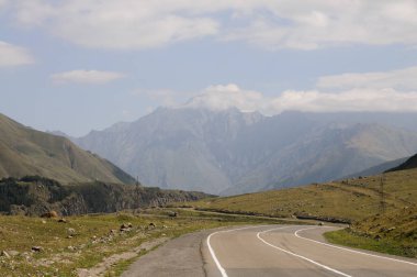 Yol güzel manzaralı dağlarında