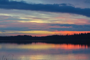 Sunset Bulvarında küçük göl kenarında Sait-Petersburg, Rusya Federasyonu.