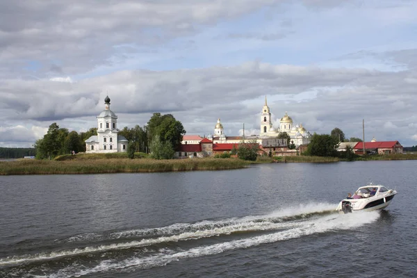 Edifícios Igreja Uma Margem Rio Mosteiro Nilov Visto Água Rússia — Fotografia de Stock