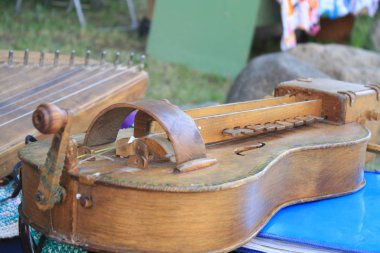 Rostov müzik festivalinde eski geleneksel Rus müzik aleti hurdy-gyrdy, Rusya