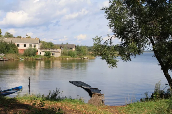 Venkovská Scéna Rusku Jezero Seliger Starými Stry Stromy Pokaštěnou Nohou — Stock fotografie