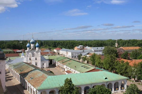 俄罗斯城镇罗斯托夫的景观点 古老的教堂 旧历史建筑的屋顶 — 图库照片