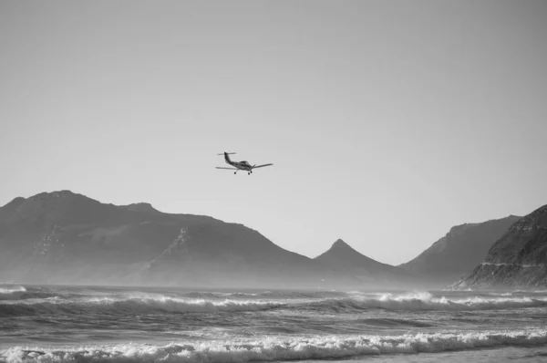Helikopter Latający Nad Górą Rpa Cape Town Czarno Białe — Zdjęcie stockowe