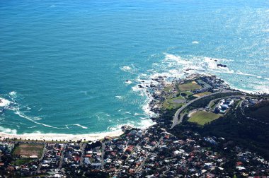 Table Mountain, Güney Afrika, Cape Town, kayalar, şehir ve aşağıdaki okyanus tan görünümü