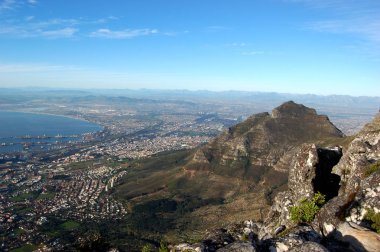 Table Mountain, Güney Afrika, Cape Town, kayalar, şehir ve aşağıdaki okyanus tan görünümü