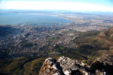 Table Mountain, Güney Afrika, Cape Town, kayalar, şehir ve aşağıdaki okyanus tan görünümü