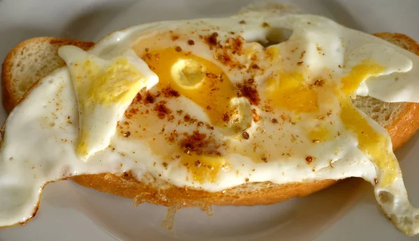 Närbild Äggmacka Med Stekta Ägg Och Kyliga — Stockfoto