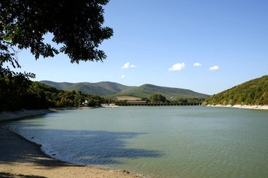 Sonbaharda Karadeniz yakınlarındaki Anapa 'da yapay Kıbrıs Gölü