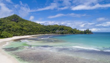 Tropikal Plajı ile deniz ve uçak alınan palmiye. Plaj ve deniz fotoğraf. Romantik plaj havadan görünümü.
