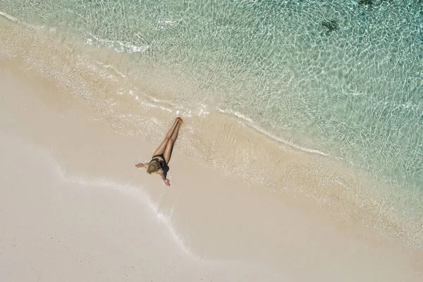Drone Aéreo Vista Aérea Menina Bonita Divertindo Praia Tropical Ensolarada — Fotografia de Stock