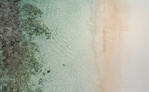 Wunderschöner Tropischer Weißer Leerer Strand Und Meereswellen Von Oben Gesehen — Stockfoto