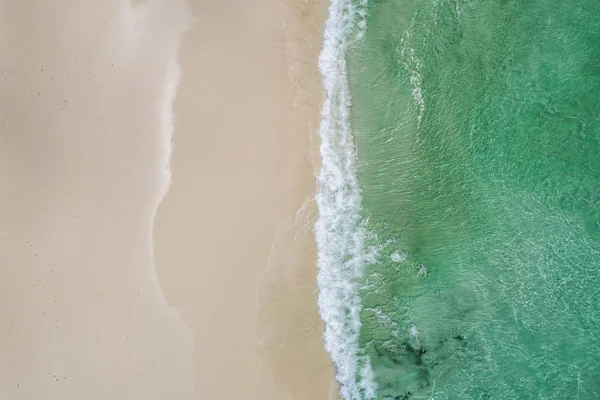 Wunderschöner Tropischer Weißer Leerer Strand Und Meereswellen Von Oben Gesehen — Stockfoto