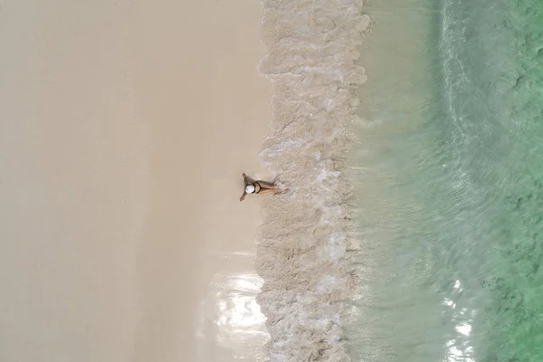 Drohne Luftaufnahme Der Schönen Mädchen Spaß Sonnigen Tropischen Strand Seychellen — Stockfoto