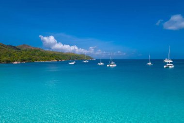 Bazı yatların ve açık ve turkuaz deniz uçağı Hint Ocean.Top görünümünden Seyşel Adaları üzerinde yüzen küçük tekneler muhteşem havadan görünümü