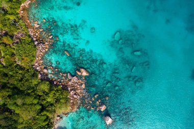 Kıyı şeridi ve turkuaz deniz, dron Hint Ocean.Top görünümünden Seyşel Adaları muhteşem havadan görünümü