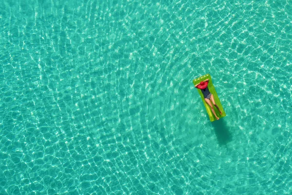 Luftfoto Slank Kvinde Svømning Svømmemåtten Den Gennemsigtige Turkisblå Hav Seychellerne - Stock-foto