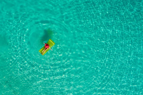 Vista Aérea Mulher Magra Nadando Colchão Natação Mar Azul Turquesa — Fotografia de Stock