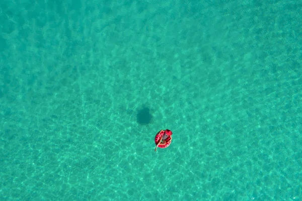 Vista Aérea Una Mujer Delgada Nadando Rosquilla Del Anillo Natación — Foto de Stock