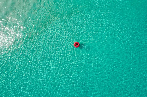 Luchtfoto Van Slanke Vrouw Die Zwemmen Het Zwemmen Ring Donut — Stockfoto