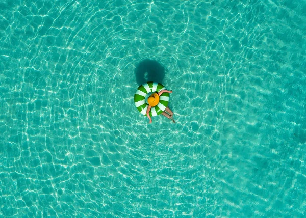 Nce Kadın Yüzme Yüzmek Halka Çörek Seyşeller Şeffaf Turkuaz Denizin — Stok fotoğraf