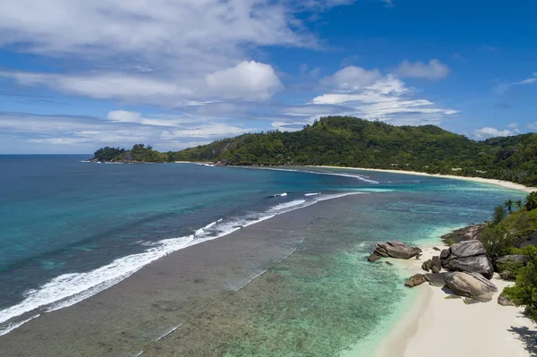 Tropisk Strand Med Havet Och Palmer Tagna Från Drönare Stranden — Stockfoto