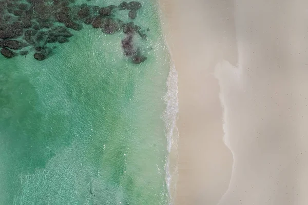 Wunderschöner Tropischer Weißer Leerer Strand Und Meereswellen Von Oben Gesehen — Stockfoto