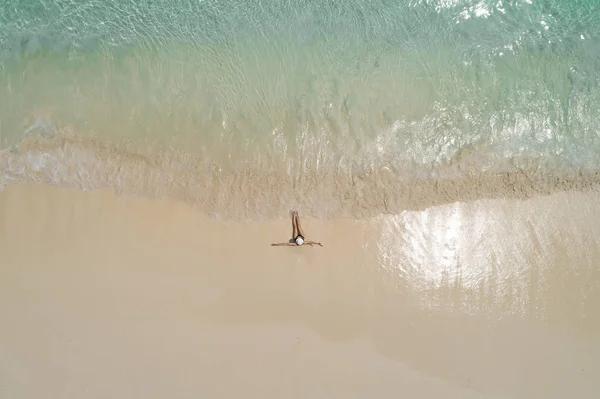 Vista Aérea Del Dron Aéreo Hermosa Chica Divirtiéndose Soleada Playa —  Fotos de Stock
