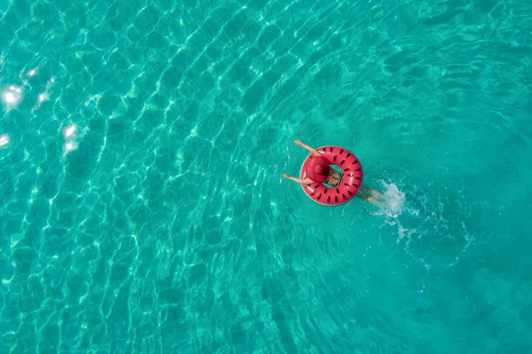 Vista Aérea Una Mujer Delgada Nadando Rosquilla Del Anillo Natación — Foto de Stock