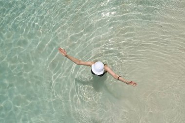 Hava uçak hava güneşli tropik sahilde eğleniyor güzel kız görünümünü. Seyşel Adaları 