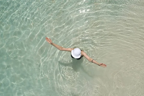 Veduta Aerea Drone Aerea Bella Ragazza Divertirsi Sulla Spiaggia Tropicale — Foto Stock