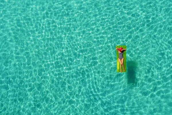在塞舌尔透明的绿松石海中 苗条女子在游泳床垫上游泳的鸟图 夏天的海景与女孩 美丽的波浪 五颜六色的水 无人机的顶视图 — 图库照片