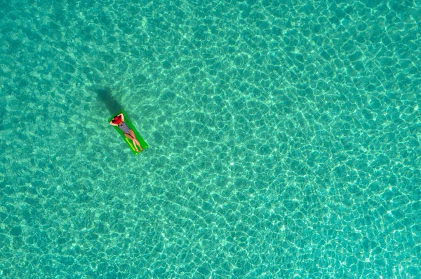 Vista Aérea Mulher Magra Nadando Colchão Natação Mar Azul Turquesa — Fotografia de Stock