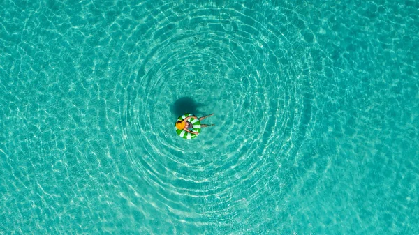 Luftfoto Slank Kvinde Svømning Svømning Ring Donut Den Gennemsigtige Turkisblå - Stock-foto
