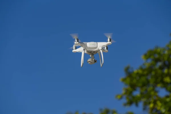 Drone Vol Arbres Verts Arrière Plan Accent Sélectif Sur Drone — Photo