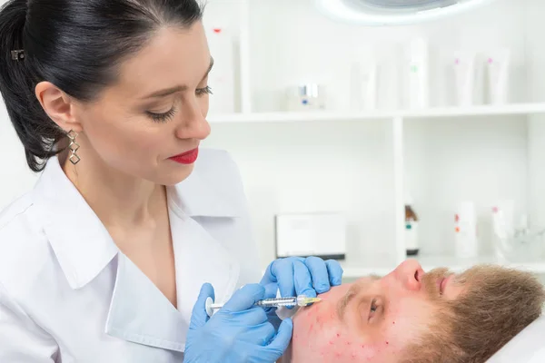 Médico Cosmetólogo Realiza Procedimiento Inyecciones Faciales Rejuvenecedoras Para Apretar Alisar — Foto de Stock